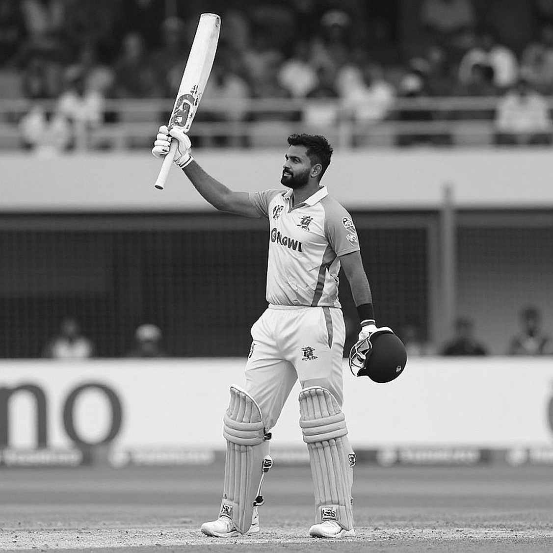 ৫৫ হাজার ডলারের রুপো: দুই-এস মডেলের দেয়ালে ভিয়েতনাম